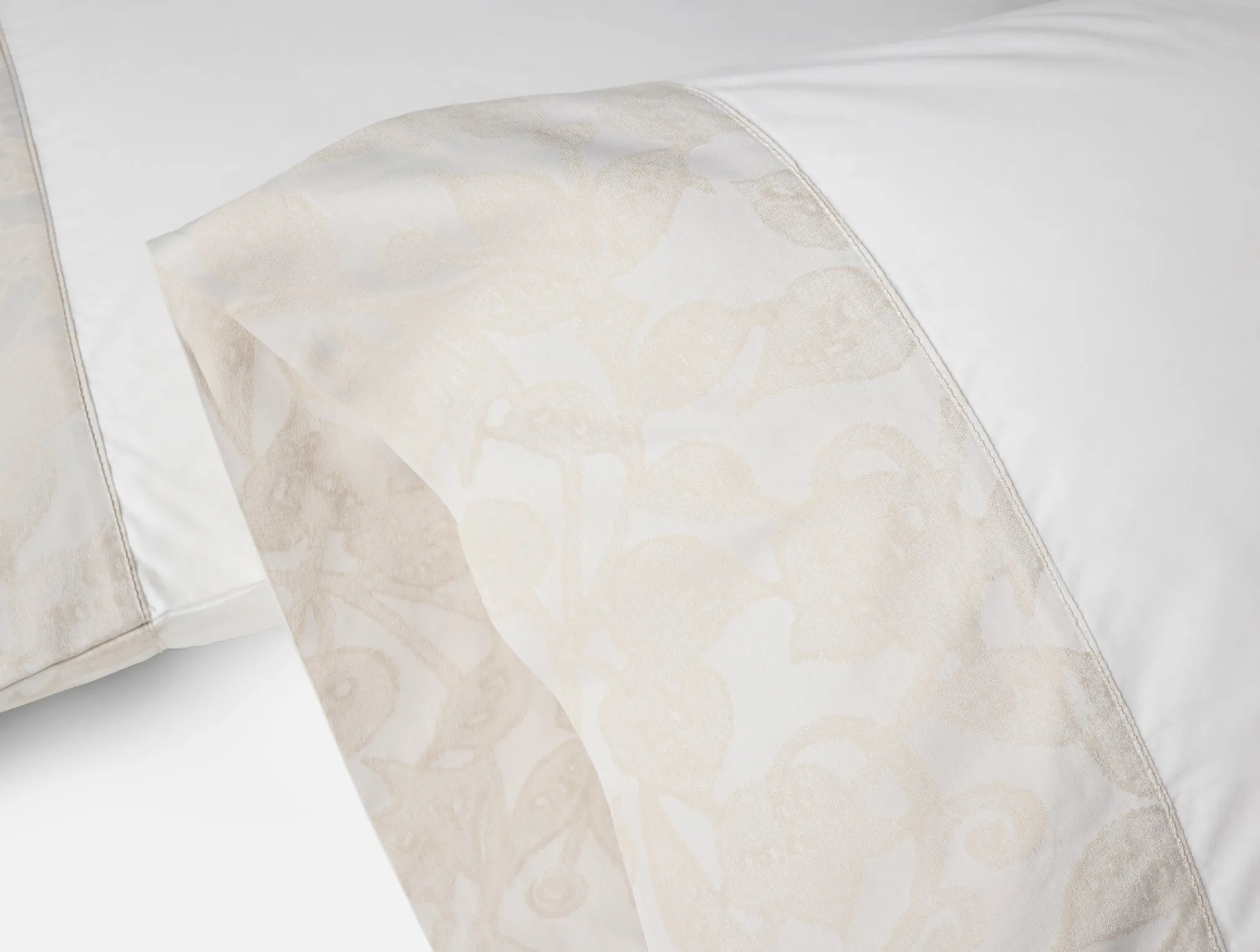 Coyuchi Heritage Organic Percale Jacquard Border Pillowcases< Pillowcases|Pillowcases